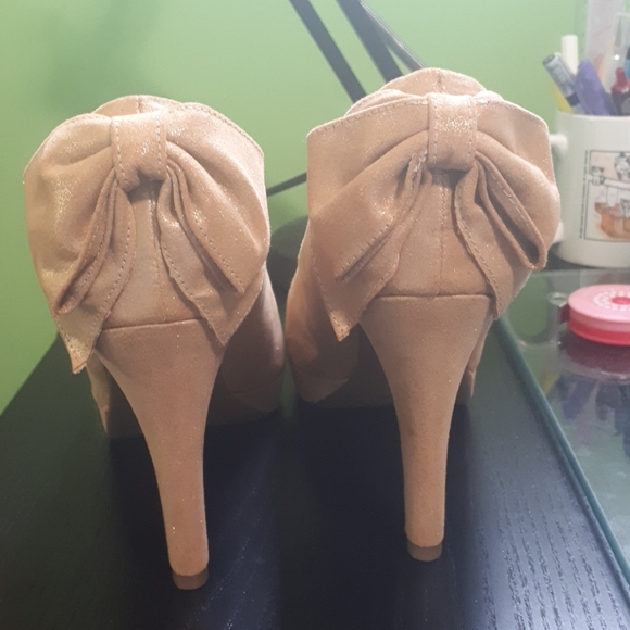 Piccadilly shoes size 8 champagne colored - Picture 2 of 2